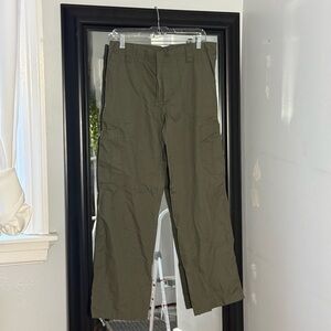 Carhartt Green Cargo Pants with Relaxed Fit and Sturdy Material